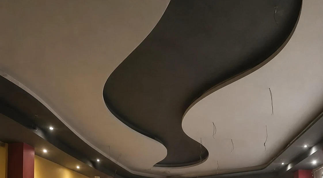 Controsoffitto in cartongesso allo stato grezzo, prima dei LED