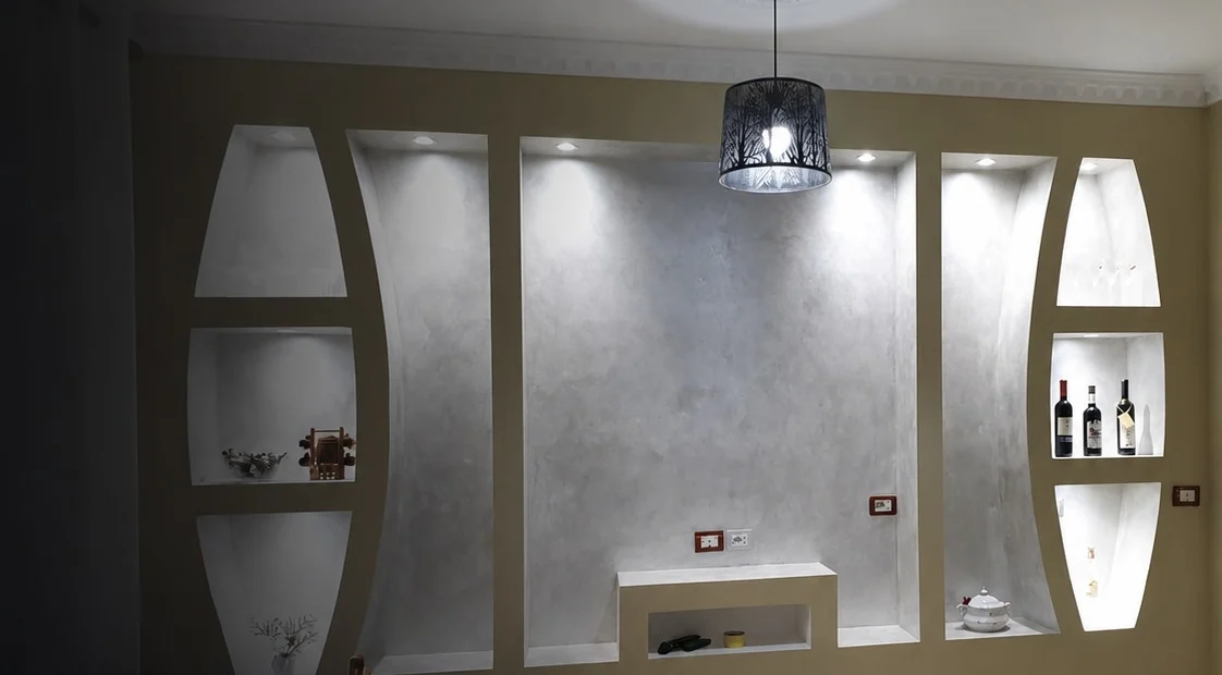 La stessa parete TV finita, illuminata e arredata