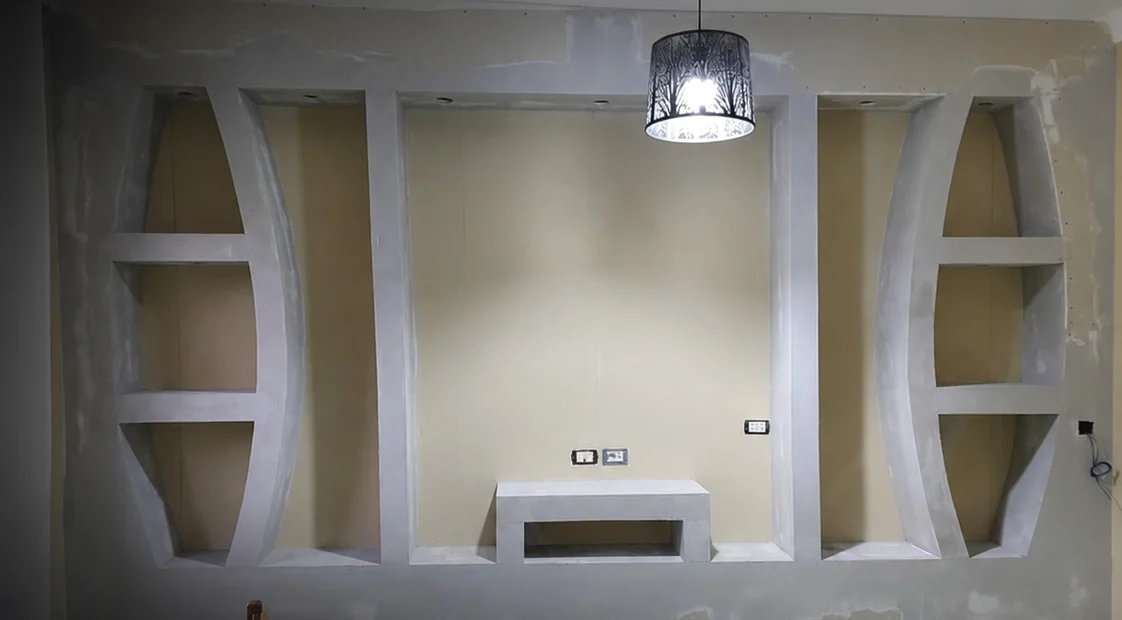 Parete TV in cartongesso allo stato grezzo, prima della finitura