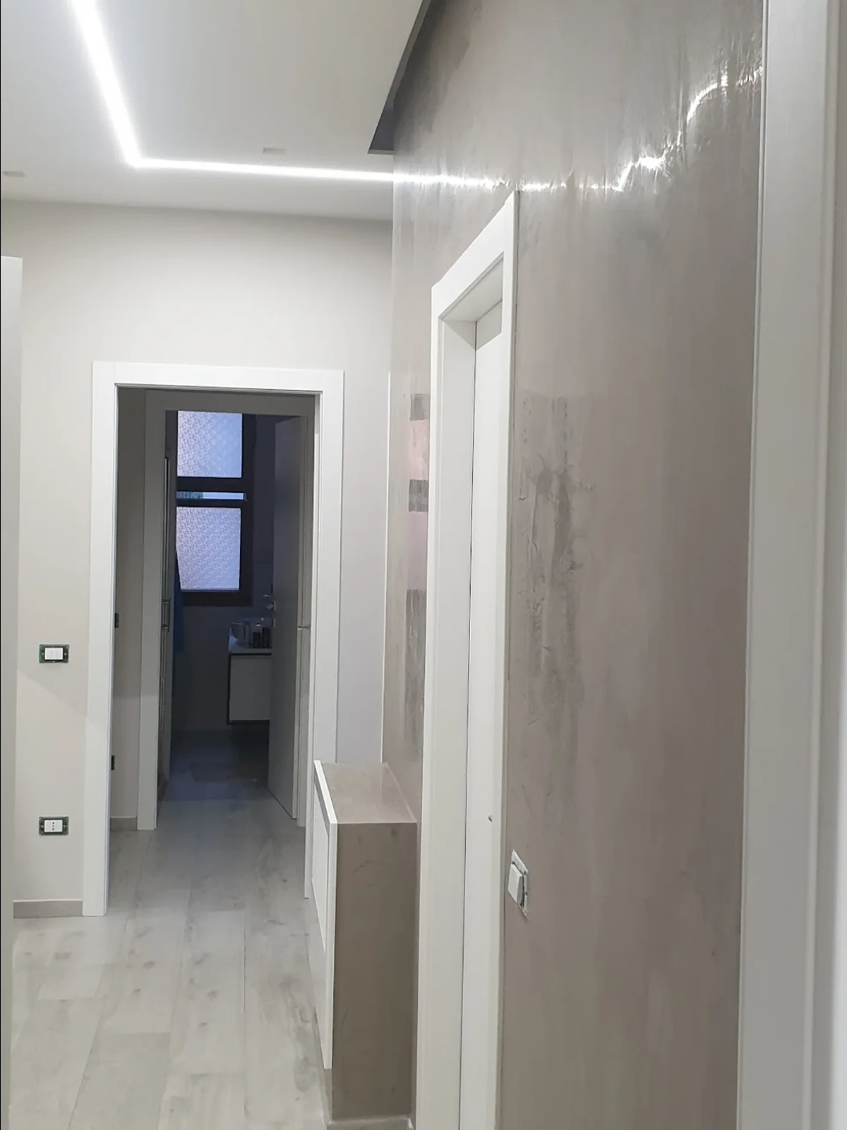 Corridoio rifinito in tinteggiatura