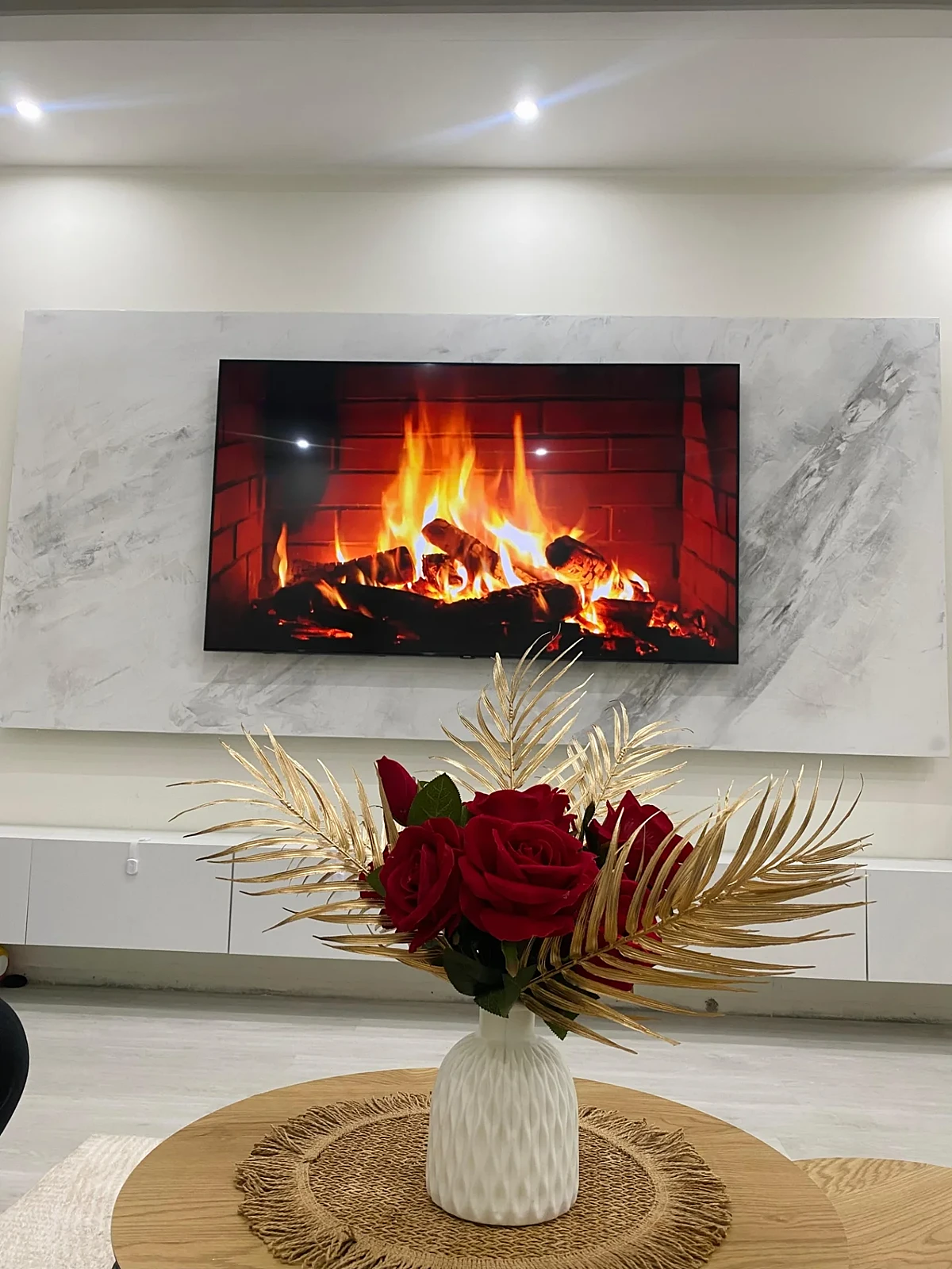 Parete decorativa attorno al camino