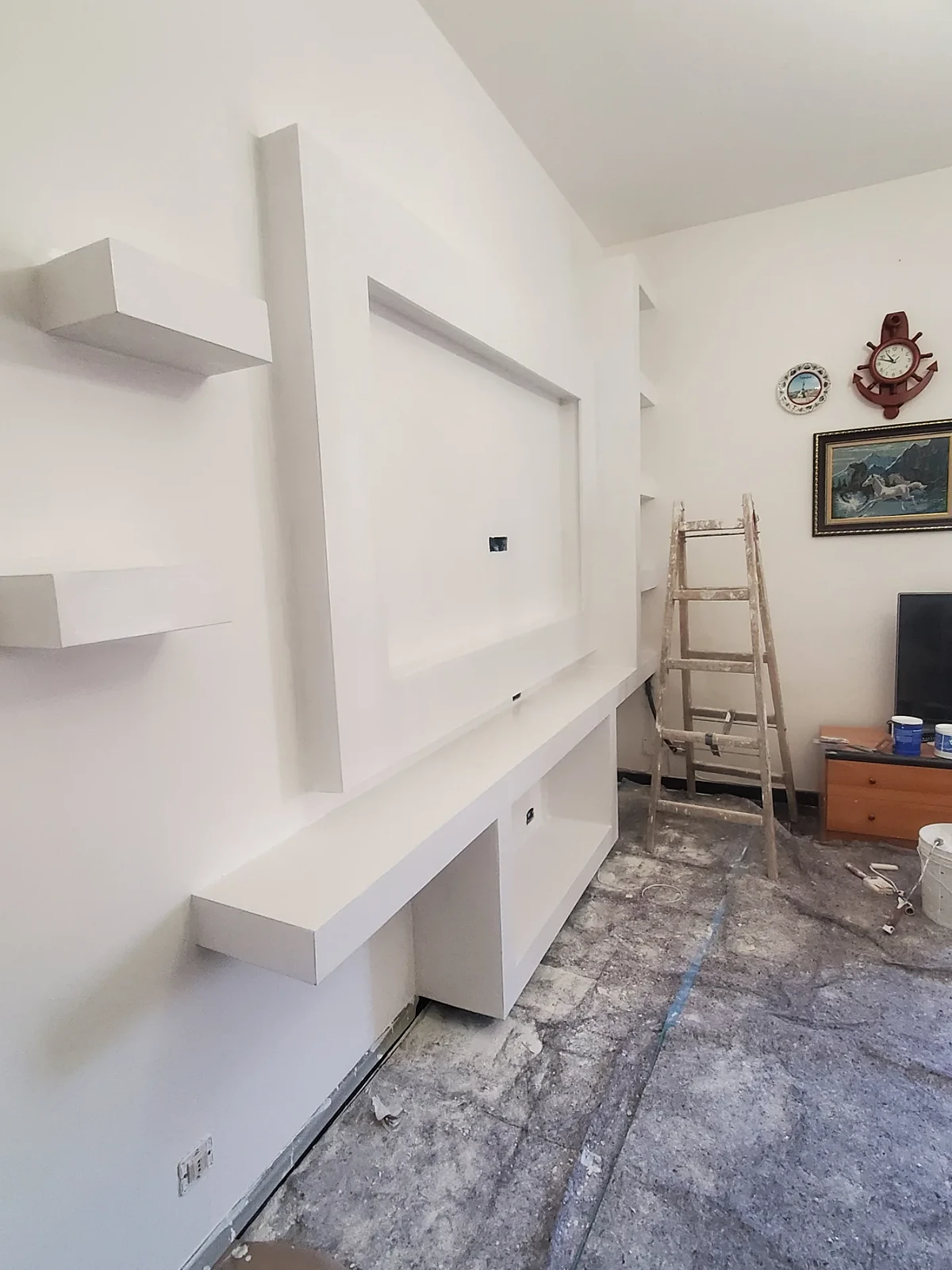 Parete TV in cartongesso con mensole e nicchie